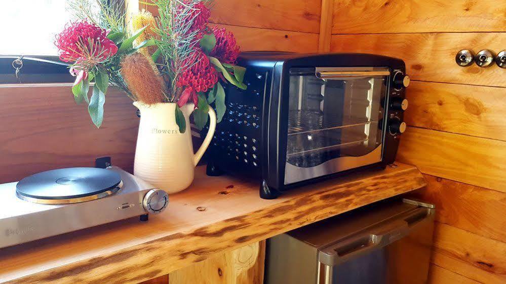 Bed & Breakfast Rustic Hut Bush Retreat Penguin