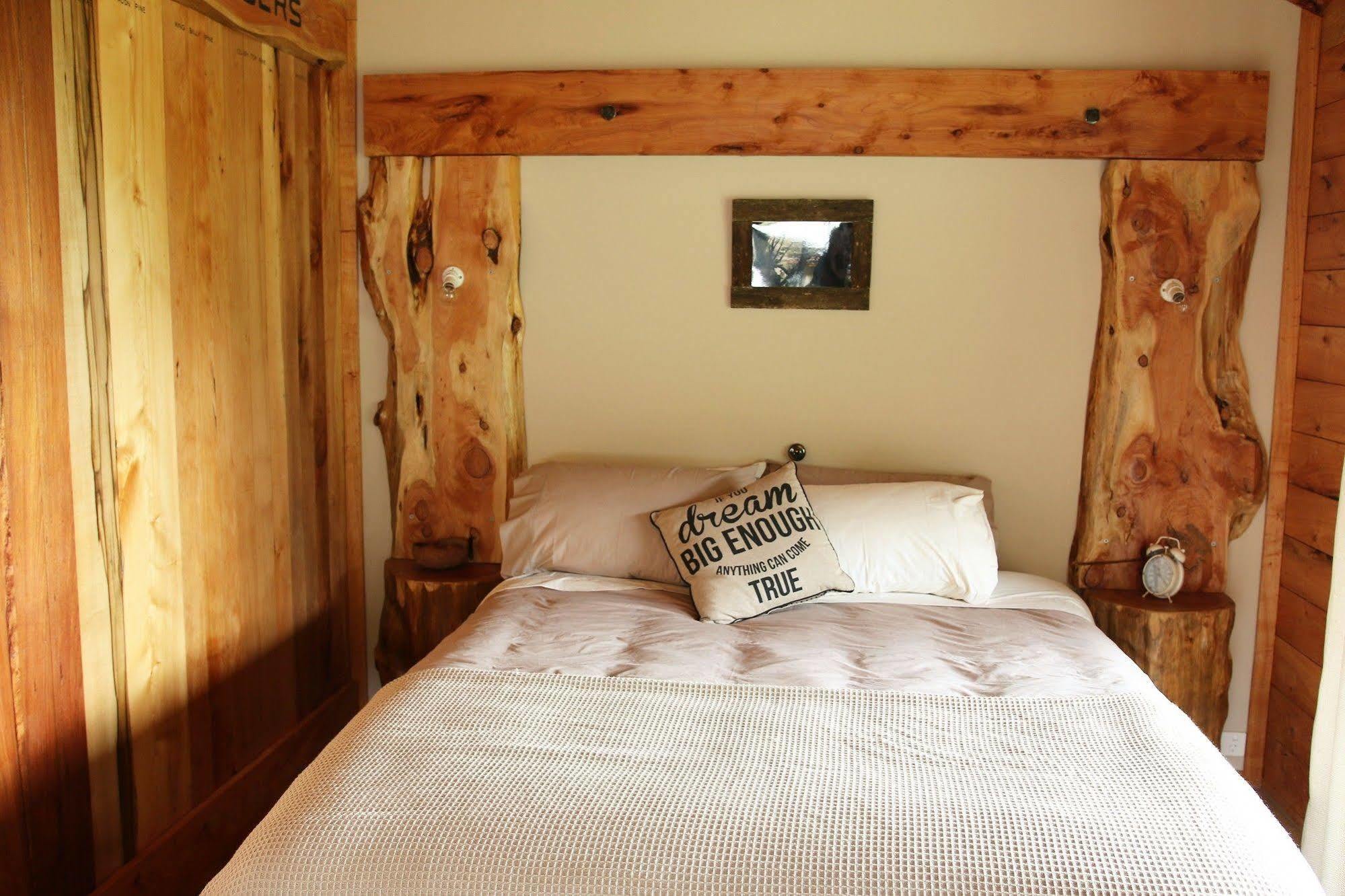 Rustic Hut Bush Retreat Bed & Breakfast *