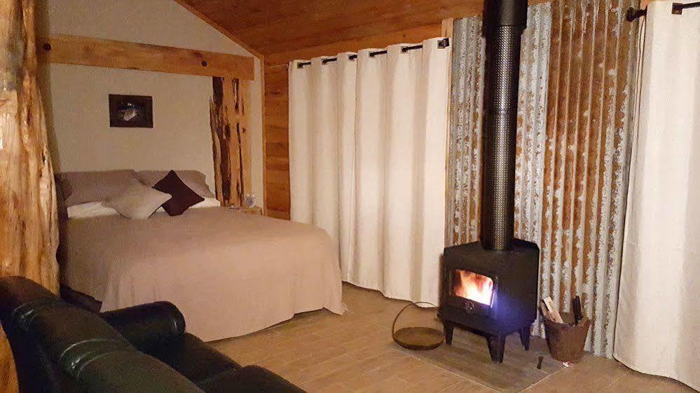 Rustic Hut Bush Retreat Bed & Breakfast